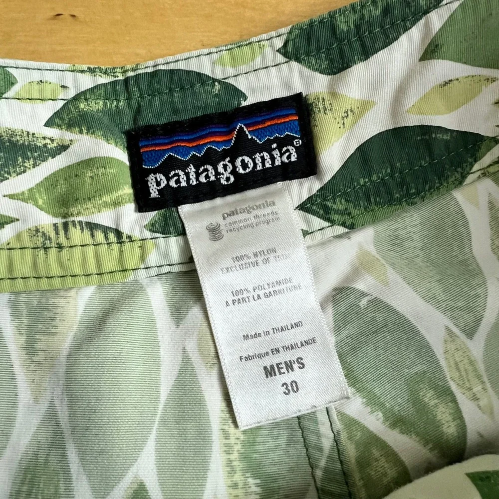 Patagonia Mens 30 Green Leaf Print Wavefarer Board Shorts 86555 Swim Trunks 9 In